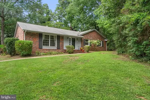 40 Quail Trl, Warsaw, VA 22572