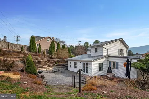 516 N Main St, Edinburg, VA 22824