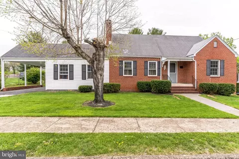 381 W King St, Strasburg, VA 22657