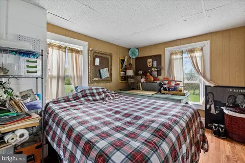 Bedroom - 10932 Senedo Rd, Mount Jackson, VA 22842 photo 2 of 7