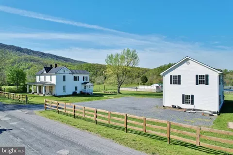1056 E 1052 E Queen St, Strasburg, VA 22657