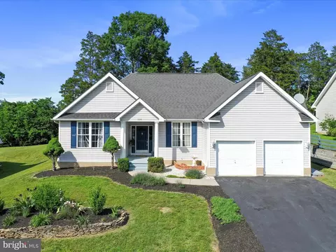 695 Crystal Ln, Strasburg, VA 22657