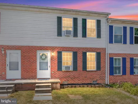 1054 Jackson St, Strasburg, VA 22657