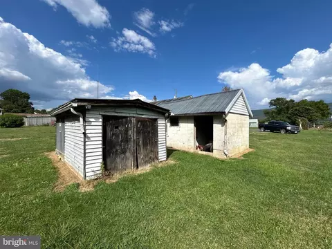 Exterior - 6191 Randall St, Mount Jackson, VA 22842 photo 3 of 4