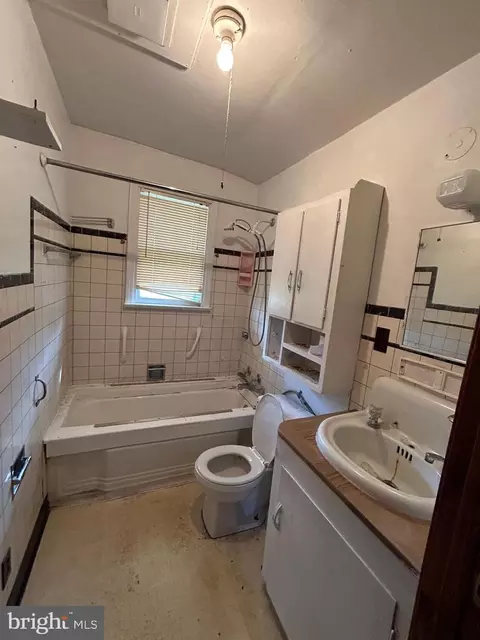 Bath - 6191 Randall St, Mount Jackson, VA 22842 photo 1 of 1