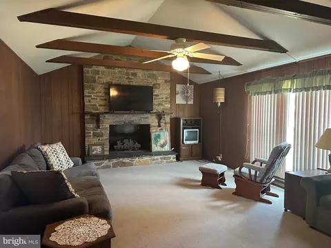 Living - 629 Kelly Rd, Mount Jackson, VA 22842 photo 1 of 6