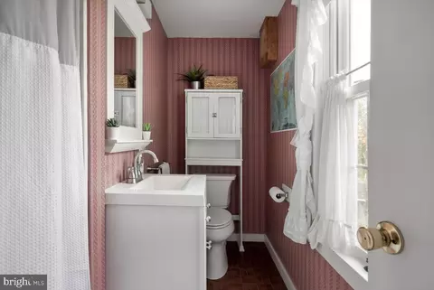 Bath - 355 Orchard Dr, Mount Jackson, VA 22842 photo 4 of 9