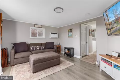 Living - 885 S Maple Rd, Mount Jackson, VA 22842 photo 1 of 1