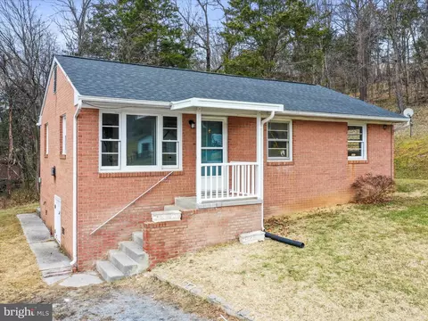 297 Locust Dr, Strasburg, VA 22657