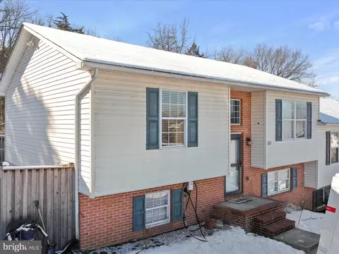 524 Stonewall St, Strasburg, VA 22657