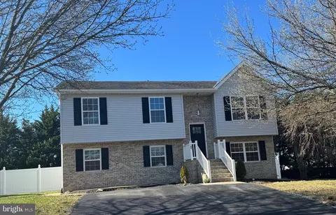 140 Hillview Dr, Maurertown, VA 22644