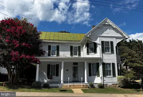 104 S High St, Edinburg, VA 22824