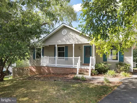 449 E Fairchild Dr, Strasburg, VA 22657