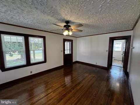 Living - 121 Center St, Mount Jackson, VA 22842 photo 3 of 5