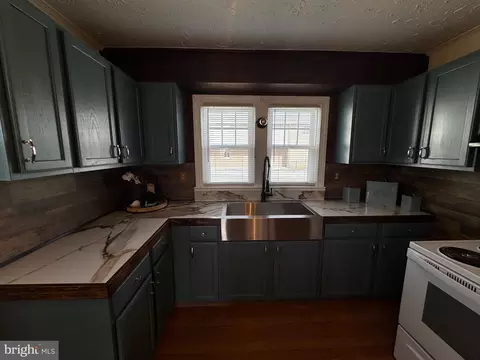 Kitchen - 121 Center St, Mount Jackson, VA 22842 photo 6 of 10