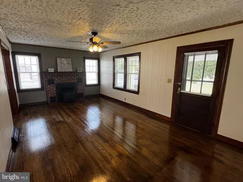 Living - 121 Center St, Mount Jackson, VA 22842 photo 1 of 5
