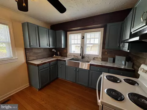 Kitchen - 121 Center St, Mount Jackson, VA 22842 photo 3 of 10