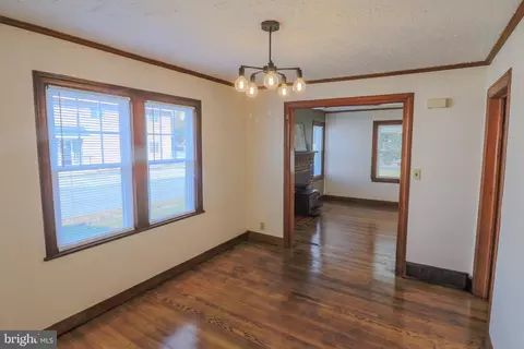 Living - 121 Center St, Mount Jackson, VA 22842 photo 4 of 5