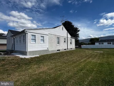 Exterior - 121 Center St, Mount Jackson, VA 22842 photo 3 of 5