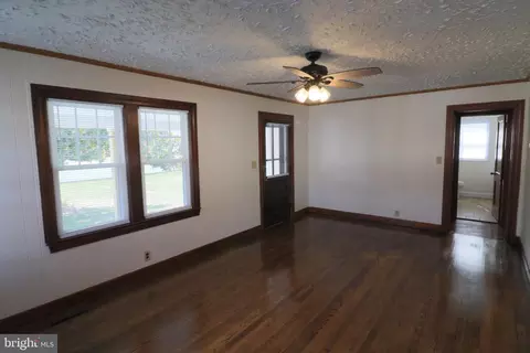 Living - 121 Center St, Mount Jackson, VA 22842 photo 5 of 5