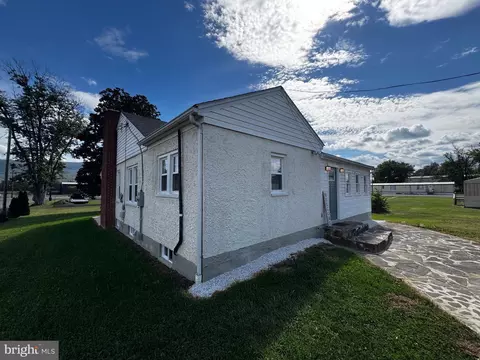 Exterior - 121 Center St, Mount Jackson, VA 22842 photo 2 of 5