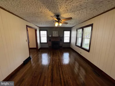 Living - 121 Center St, Mount Jackson, VA 22842 photo 2 of 5