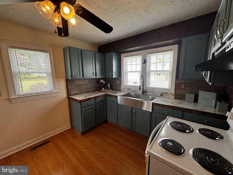 Kitchen - 121 Center St, Mount Jackson, VA 22842 photo 4 of 10
