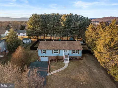 95 Cecelia St, Toms Brook, VA 22660