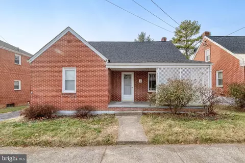 517 W King St, Strasburg, VA 22657