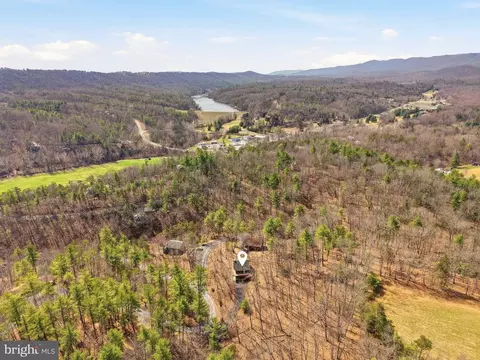 262 Hogan Dr, Basye, VA 22810