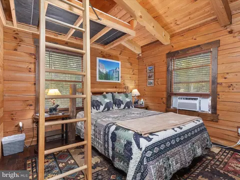 Bedroom - 193 Ash Ln, Mount Jackson, VA 22842 photo 10 of 12