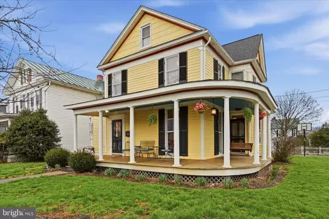 220 S Massanuten St, Strasburg, VA 22657