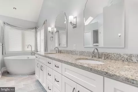 Bath - 474 Beaver Ln, Mount Jackson, VA 22842 photo 3 of 7