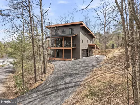 1034 Greenview, Basye, VA 22810