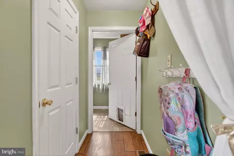 Entry Way - 8570 S Middle Rd, Mount Jackson, VA 22842 photo 6 of 7