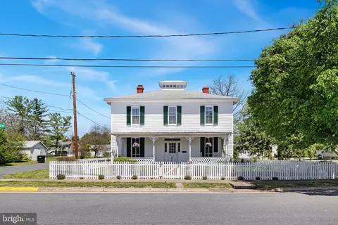 394 W King St, Strasburg, VA 22657