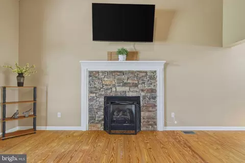 Living - 139 Maple Ave, Mount Jackson, VA 22842 photo 1 of 4