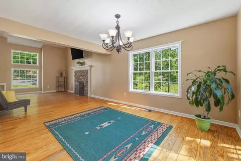 Living - 139 Maple Ave, Mount Jackson, VA 22842 photo 4 of 4