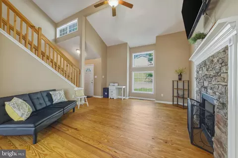 Living - 139 Maple Ave, Mount Jackson, VA 22842 photo 2 of 4