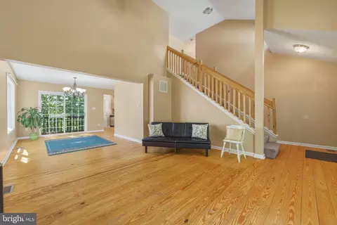 Living - 139 Maple Ave, Mount Jackson, VA 22842 photo 3 of 4