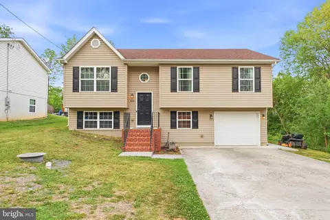 658 W King St, Strasburg, VA 22657