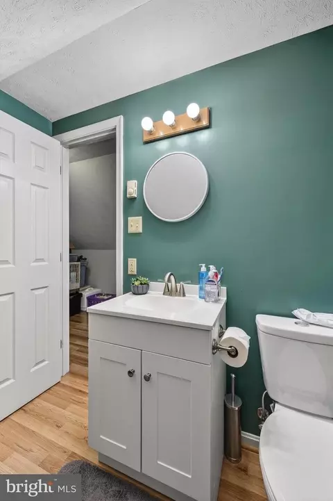 Bath - 5821 Robin St, Mount Jackson, VA 22842 photo 2 of 4