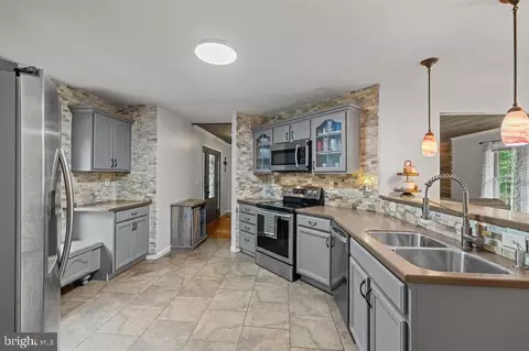 Kitchen - 88 Pin Oak, Mount Jackson, VA 22842 photo 2 of 7