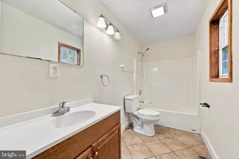 Bath - 272 Willow Ln, Mount Jackson, VA 22842 photo 1 of 2