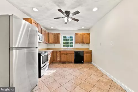 Kitchen - 272 Willow Ln, Mount Jackson, VA 22842 photo 2 of 2