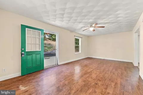 Living - 272 Willow Ln, Mount Jackson, VA 22842 photo 2 of 4
