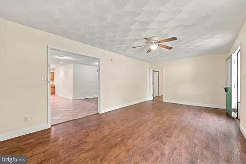 Living - 272 Willow Ln, Mount Jackson, VA 22842 photo 3 of 4