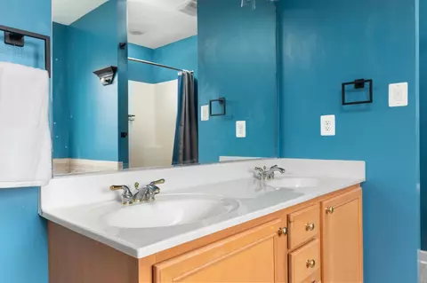 Bath - 677 Dellinger Dr, Strasburg, VA 22657 photo 4 of 5