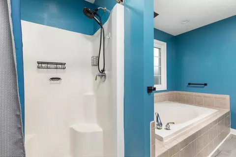 Bath - 677 Dellinger Dr, Strasburg, VA 22657 photo 5 of 5
