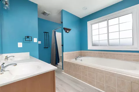 Bath - 677 Dellinger Dr, Strasburg, VA 22657 photo 3 of 5